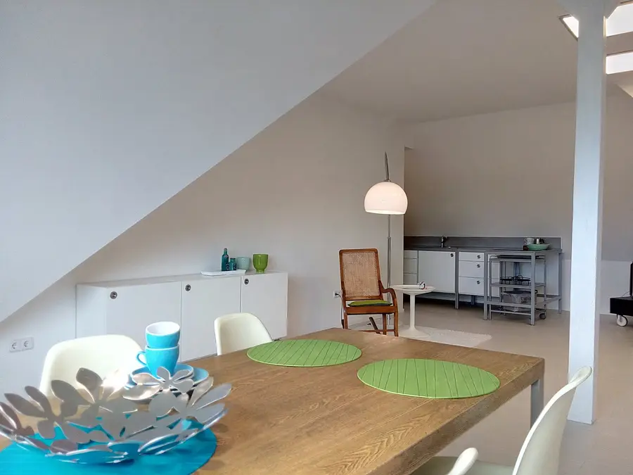 Esstisch im Dachstudio mit Blick in den offenen Raum
