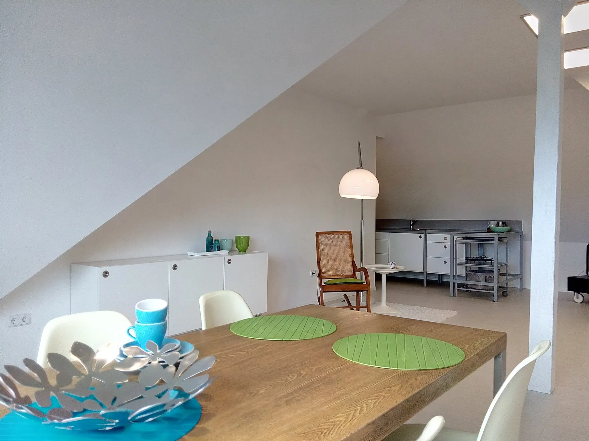 Esstisch im Dachstudio mit Blick in den offenen Raum