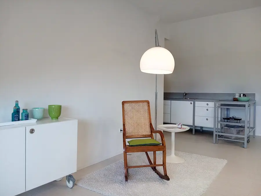 Küchenzeile im Dachstudio mit Bogenlampe