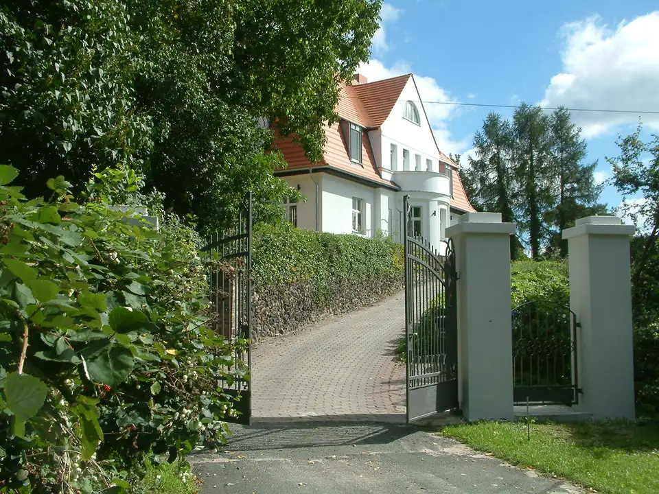 Die Einfahrt zum Gutshof, ein Tor zwischen hohen Hecken