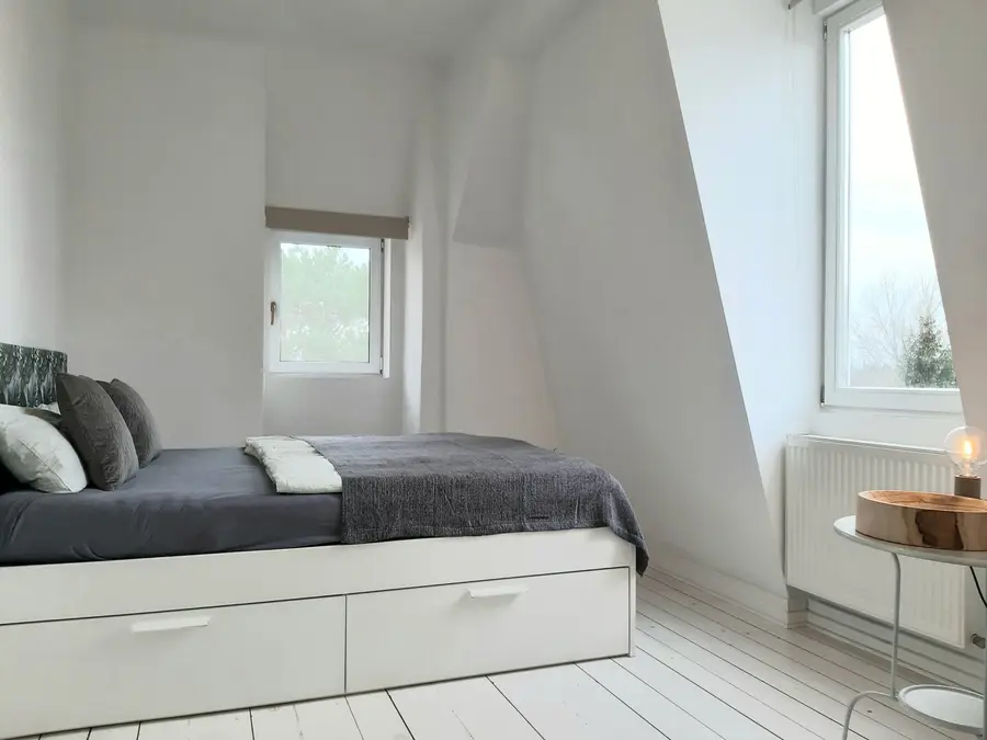 Bett unter der Dachschräge am Fenster
