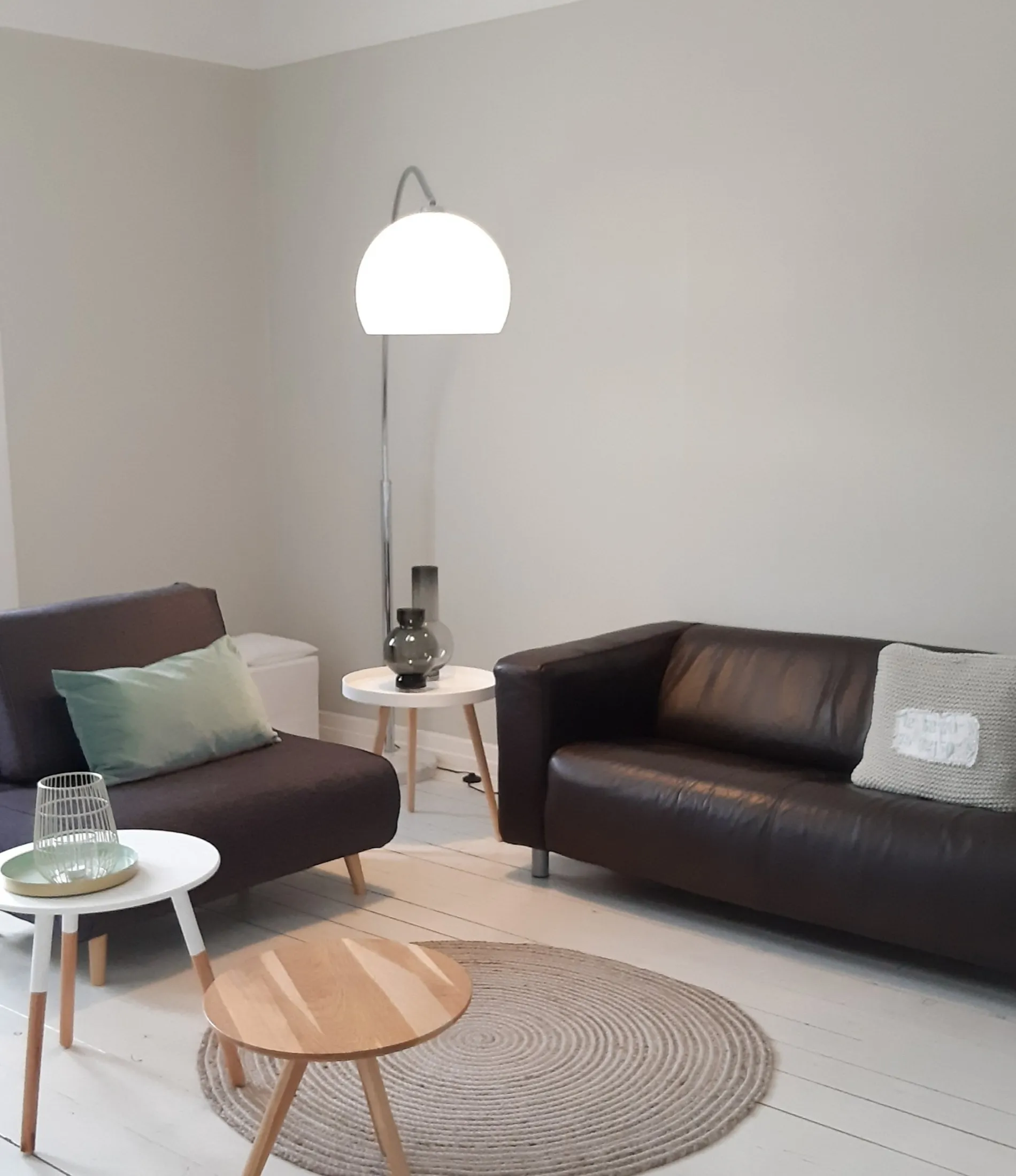 Gemütliche Sitzecke mit Bogenlampe und Sofa