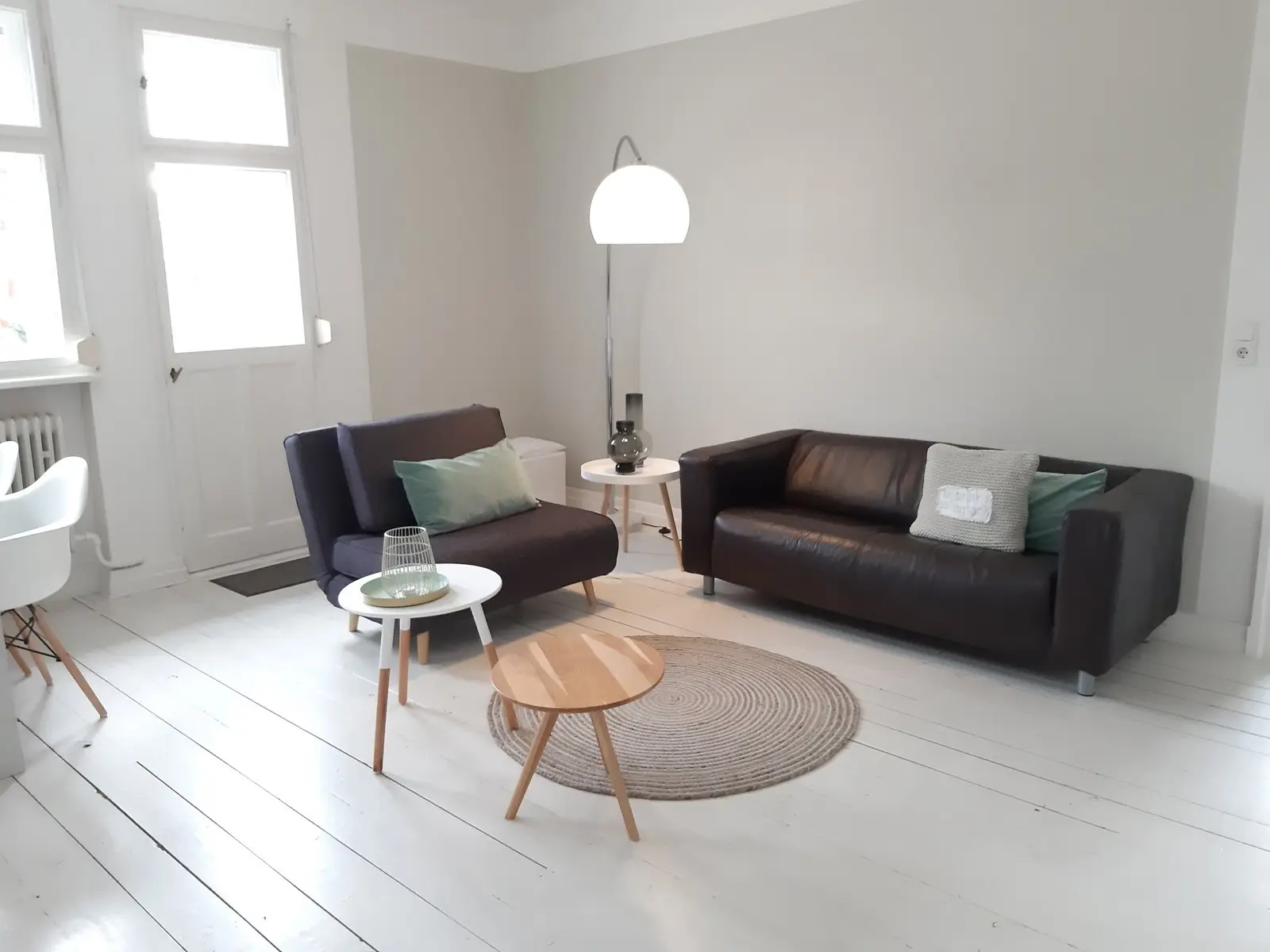 Wohnzimmer der 50 qm Wohnung mit Ledersofa und Couchtisch