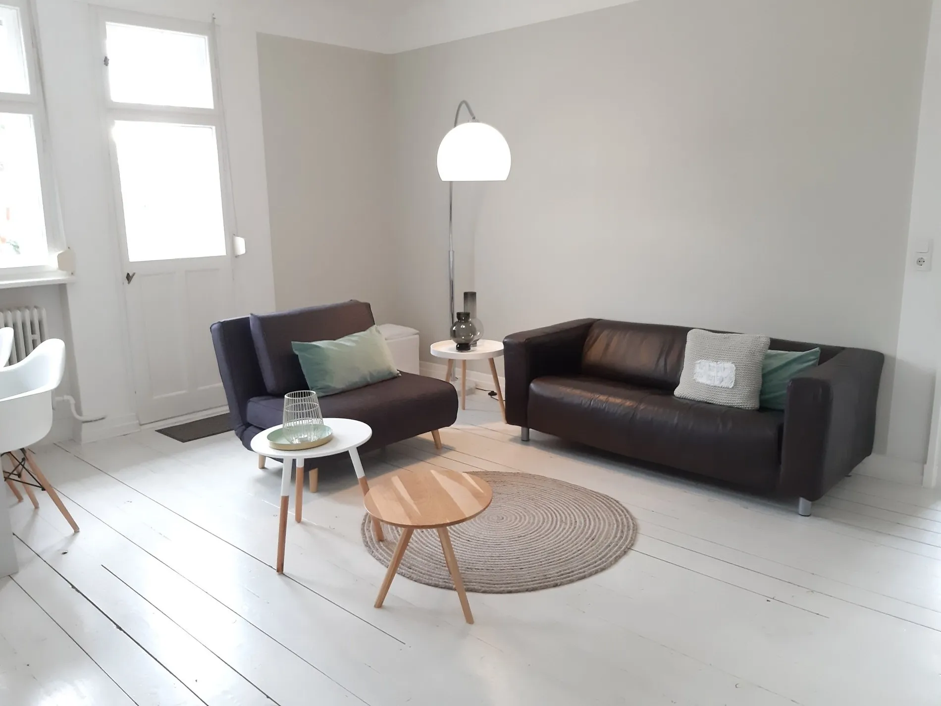 Wohnzimmer der 50 qm Wohnung mit Ledersofa und Couchtisch