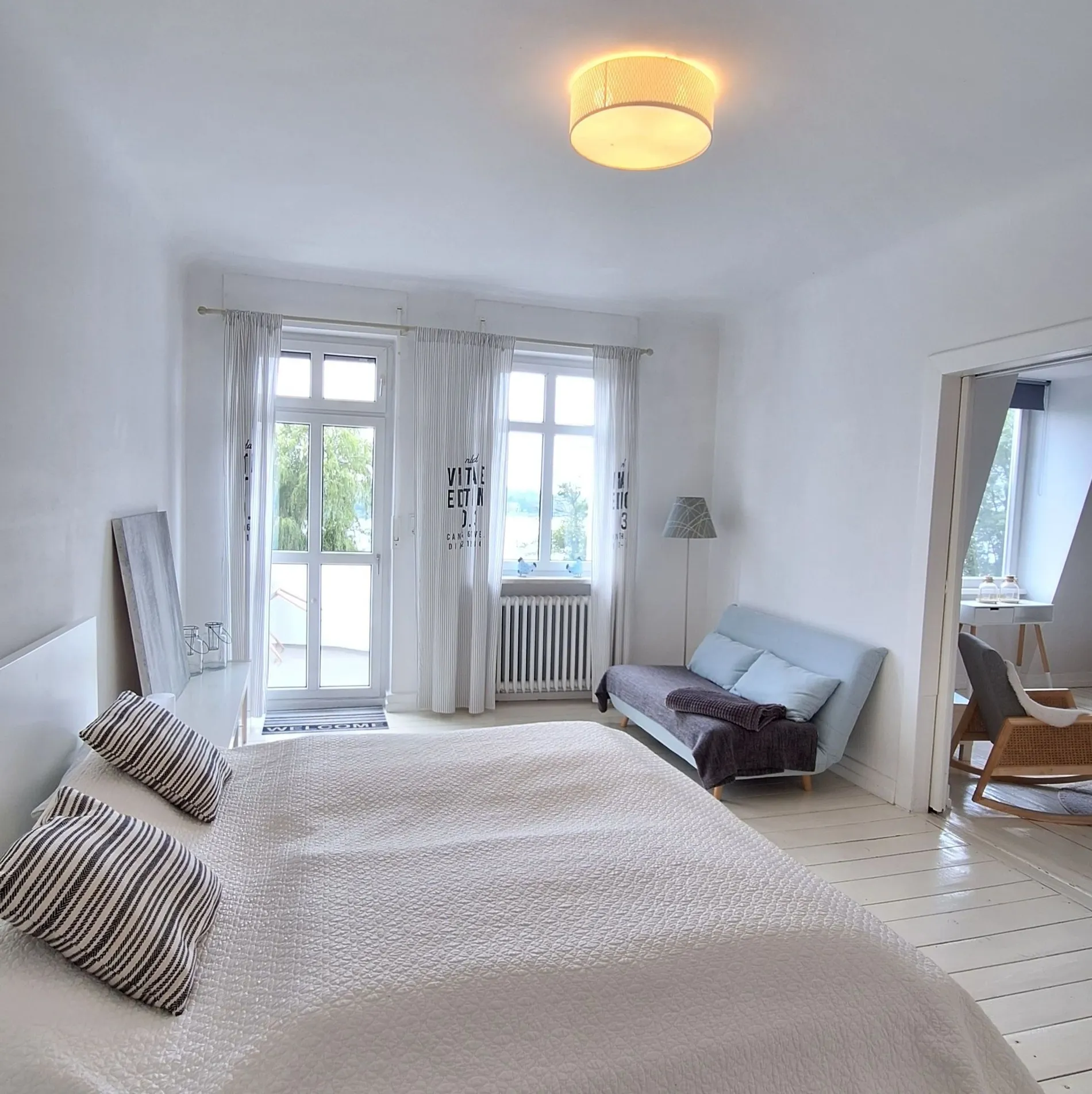Schlafzimmer mit Balkontür und Tageslicht