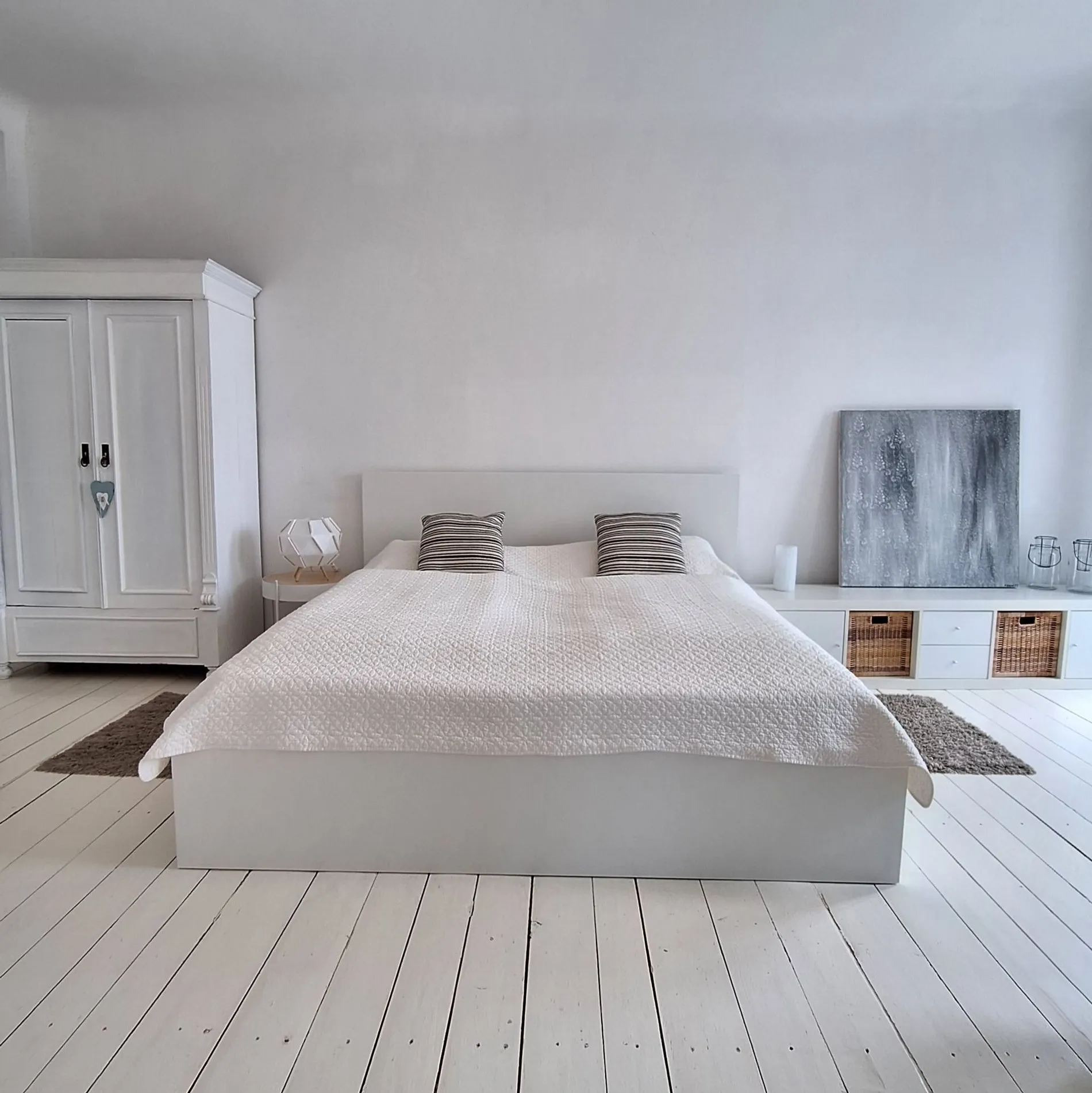 Helles Schlafzimmer in Weiß mit Kleiderschrank