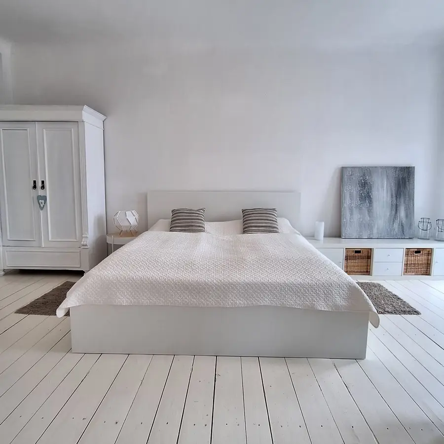 Helles Schlafzimmer in Weiß mit Kleiderschrank
