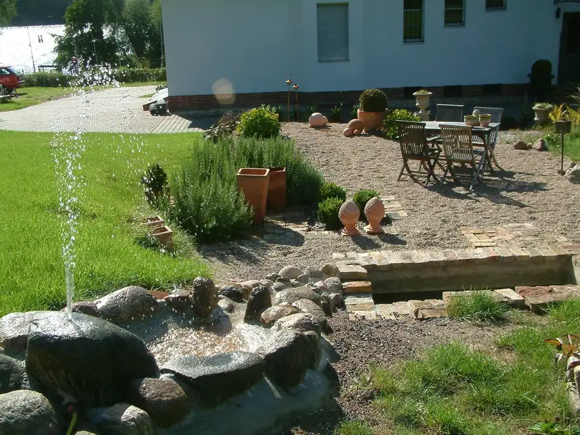Ein kleiner Wasserlauf mit Findlingen im Garten