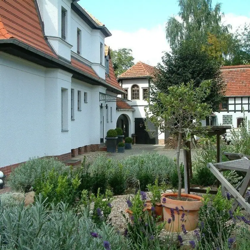 Der Hof mit blühendem Lavendel vor dem weißen Haupthaus